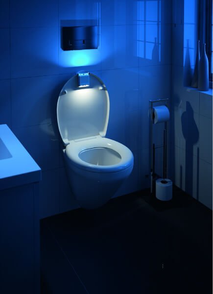 Des toilettes eclairé par une lumiere bleu voir ultraviolette