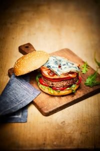 Lire la suite à propos de l’article Le burger voit la vie en bleu